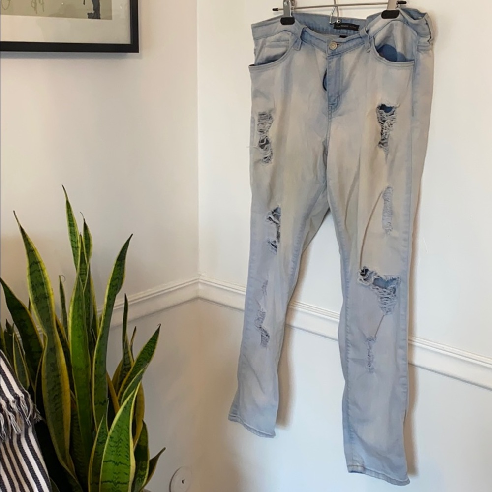 Distressed Cropped Jeans